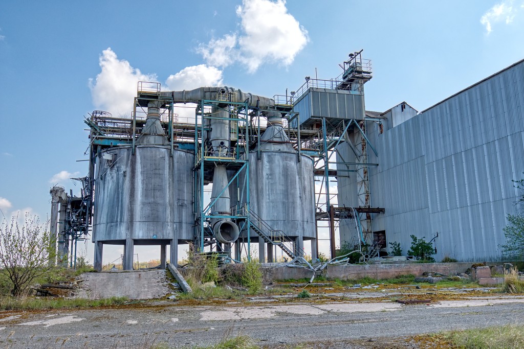 HDR graffiti streetart art kunst factory usine fabriek urbex chemie chemical industry industrie lost abandoned abandonnee decay vervuild pollution vervuiling